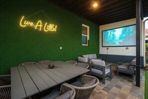 Outdoor dining - Near Brickell, Private Pool, Outdoor Cinema, Grill (Miami)