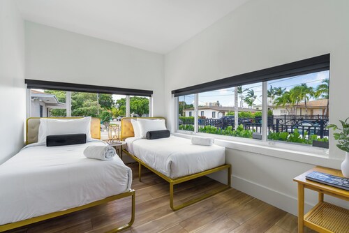 Charming Villa, Sleeps 16, Private Pool, Outdoor Cinema, Central Miami