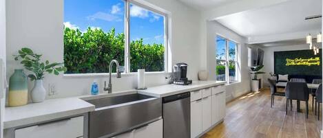 Jääkaappi, mikroaaltouuni, uuni, liesi