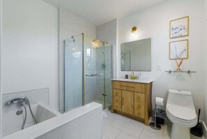 Shower, hair dryer, towels - Near Brickell, Private Pool, Outdoor Cinema, Grill (Miami)