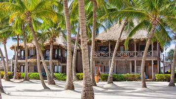 Deluxe appartement, en-suite badkamer, uitzicht op het strand (Beach Front 1st Floor) | Exterieur