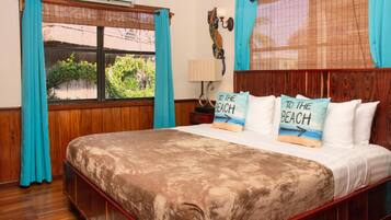 Deluxe appartement, en-suite badkamer, uitzicht op het strand (Beach Front 1st Floor) | 1 slaapkamer, luxe beddengoed, donsdekens, een kluis op de kamer