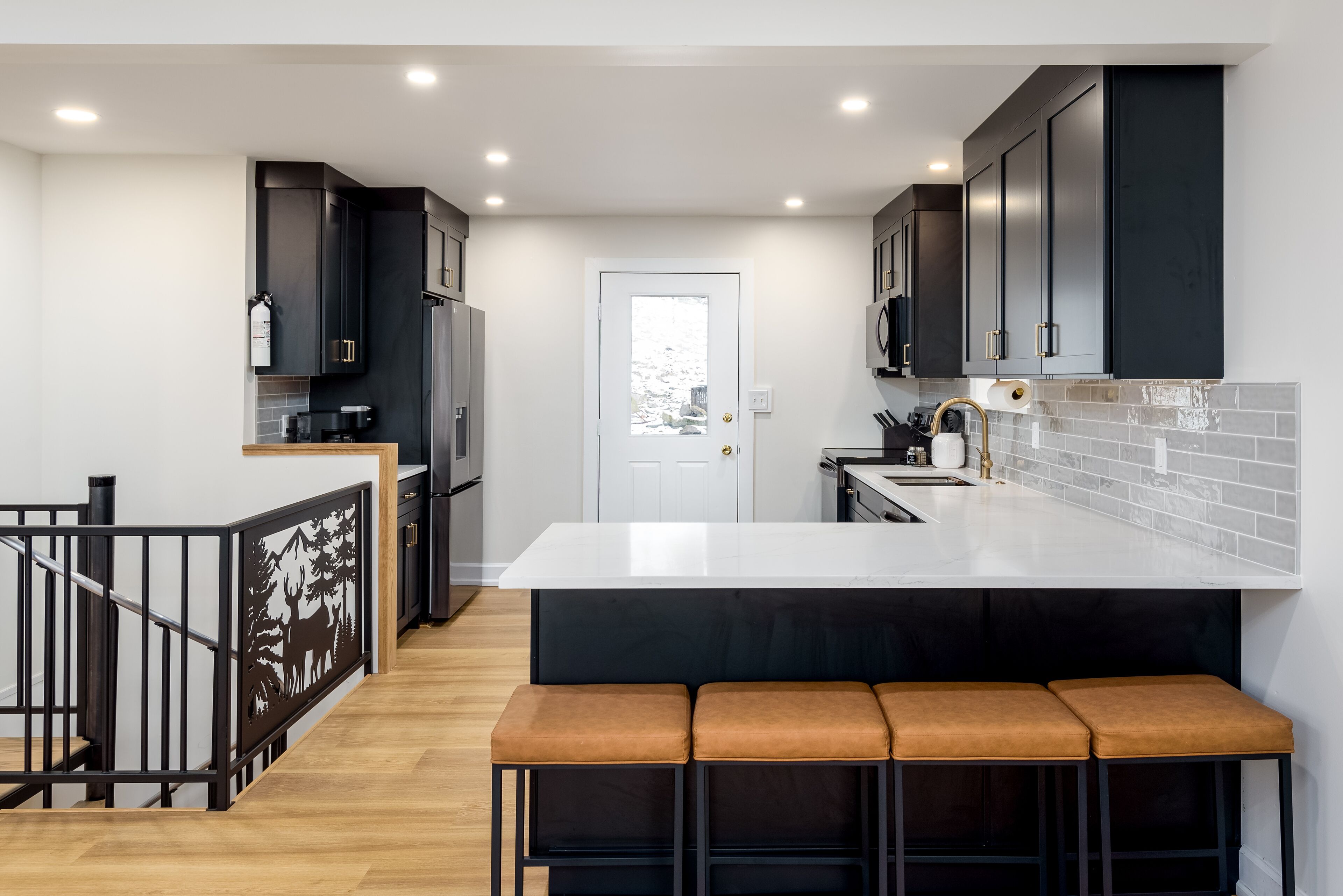 Harmony's Lakeside Lodge: modern, lake views, walkable, hot tub & mins to ski