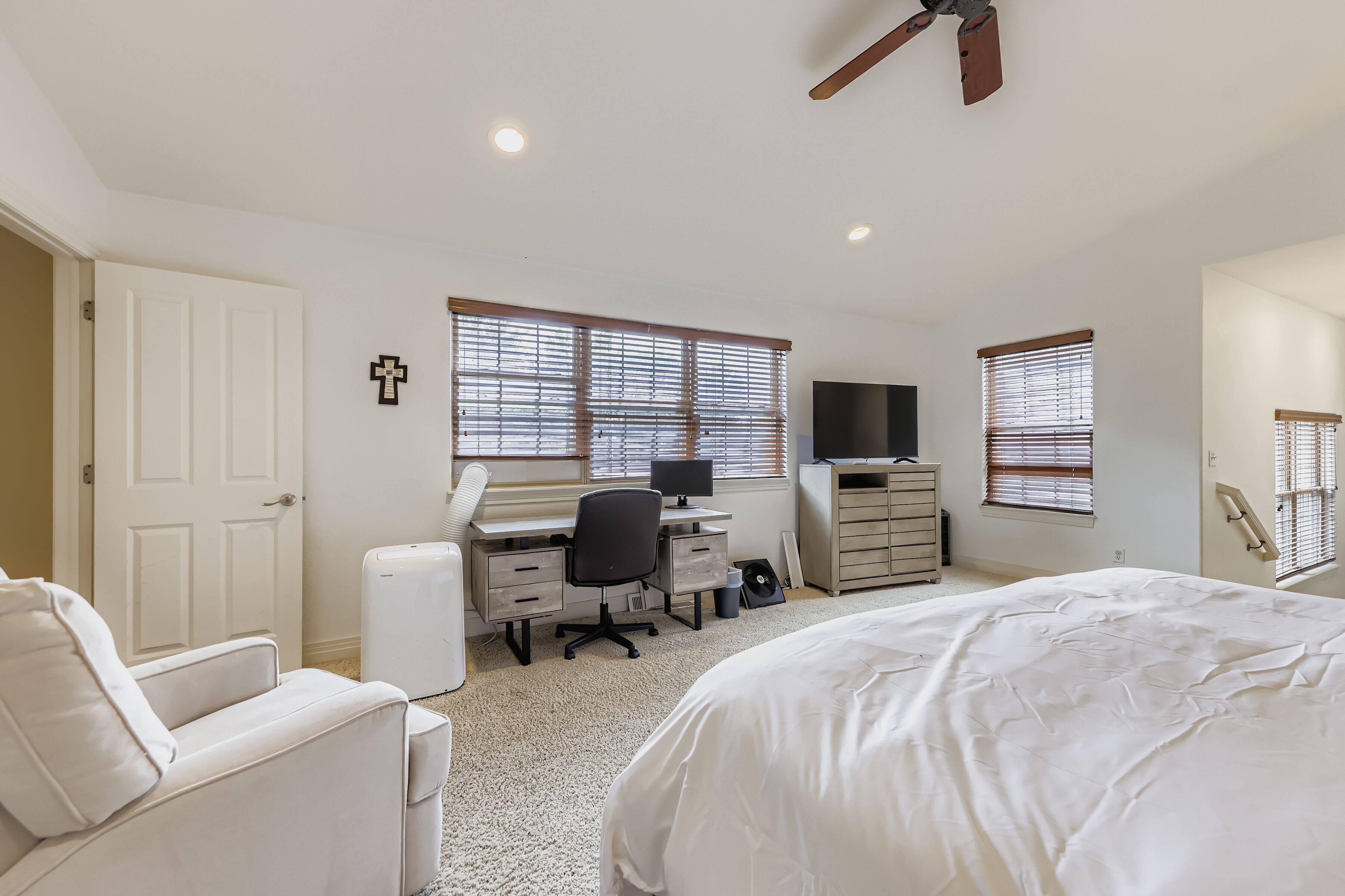 3 chambres, bureau, fer et planche à repasser, lit parapluie