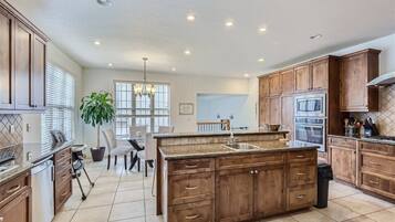 Køleskab, mikrobølgeovn, ovn, kogeplade