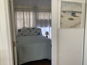 2 bedrooms, iron/ironing board, WiFi, bed sheets - Rented January Feb and march. April to December available (Jensen Beach)