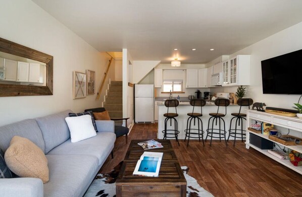 Smart-TV, Kamin, Bücher