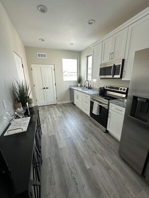 Réfrigérateur, micro-ondes, four, plaque de cuisson