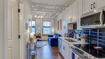 Frigorífico, microondas, horno y placa de cocina