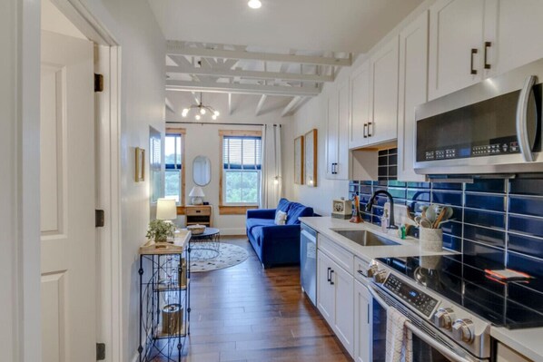 Frigorifero, microonde, forno, piano cottura