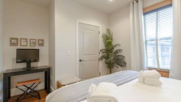 1 habitación, escritorio, tabla de planchar con plancha y cuna de viaje