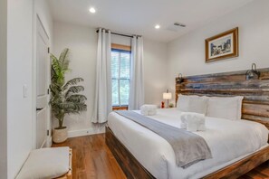 1 camera, una scrivania, ferro/asse da stiro, culla da viaggio