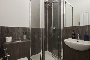 Een douche, een haardroger, een bidet, handdoeken