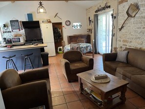Smart TV - Picturesque cosy cottage in the French countryside to relax with private pool. (Messé)