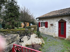 Property grounds - Picturesque cosy cottage in the French countryside to relax with private pool. (Messé)