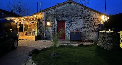 Picturesque cosy cottage in the French countryside to relax with private pool.