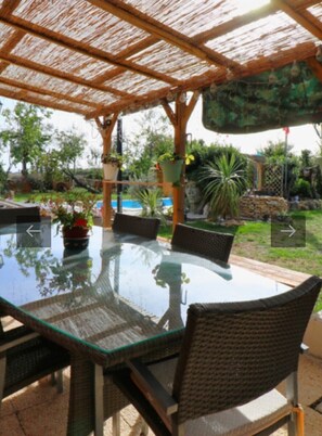 Outdoor dining - Picturesque cosy cottage in the French countryside to relax with private pool. (Messé)