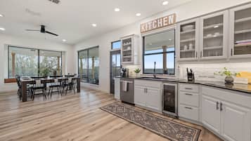 冷蔵庫、電子レンジ、オーブン、コンロ