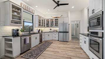 Een koelkast, een magnetron, een oven, een kookplaat