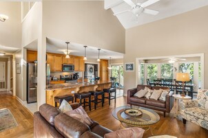 Casa, varias camas, cocina | Zona de estar | Televisión de pantalla plana de 42 pulgadas con canales por cable