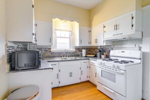 Fridge, microwave, oven, stovetop - Pet-Friendly Memphis Home - 4 Mi to Downtown! (Memphis)