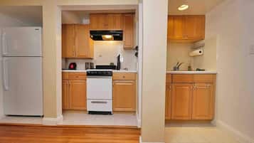 Fridge, oven, stovetop, coffee/tea maker