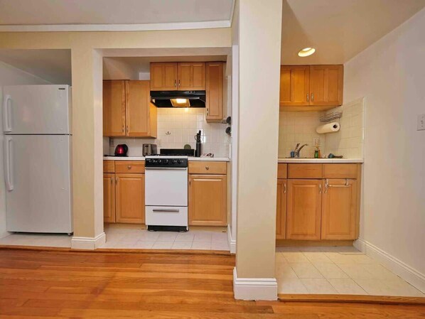 Geladeira, fogão, cooktop, cafeteira/chaleira