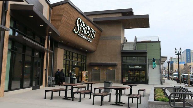 Un edificio con un letrero que dice "Sprouts Farmers Market".