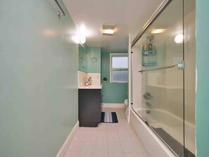 Shower, hair dryer, shampoo - Affordable 2BR Apt | Uptown + Parking + Near Shops & Dining (Oakland)