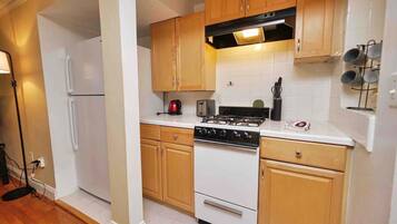 Kylskåp, ugn, spishäll och kaffe- och tebryggare