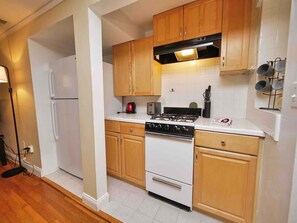 Fridge, oven, stovetop, coffee/tea maker