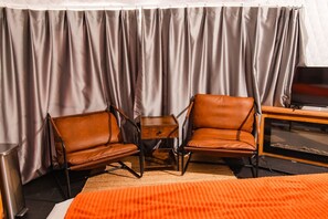 1 bedroom, desk, WiFi