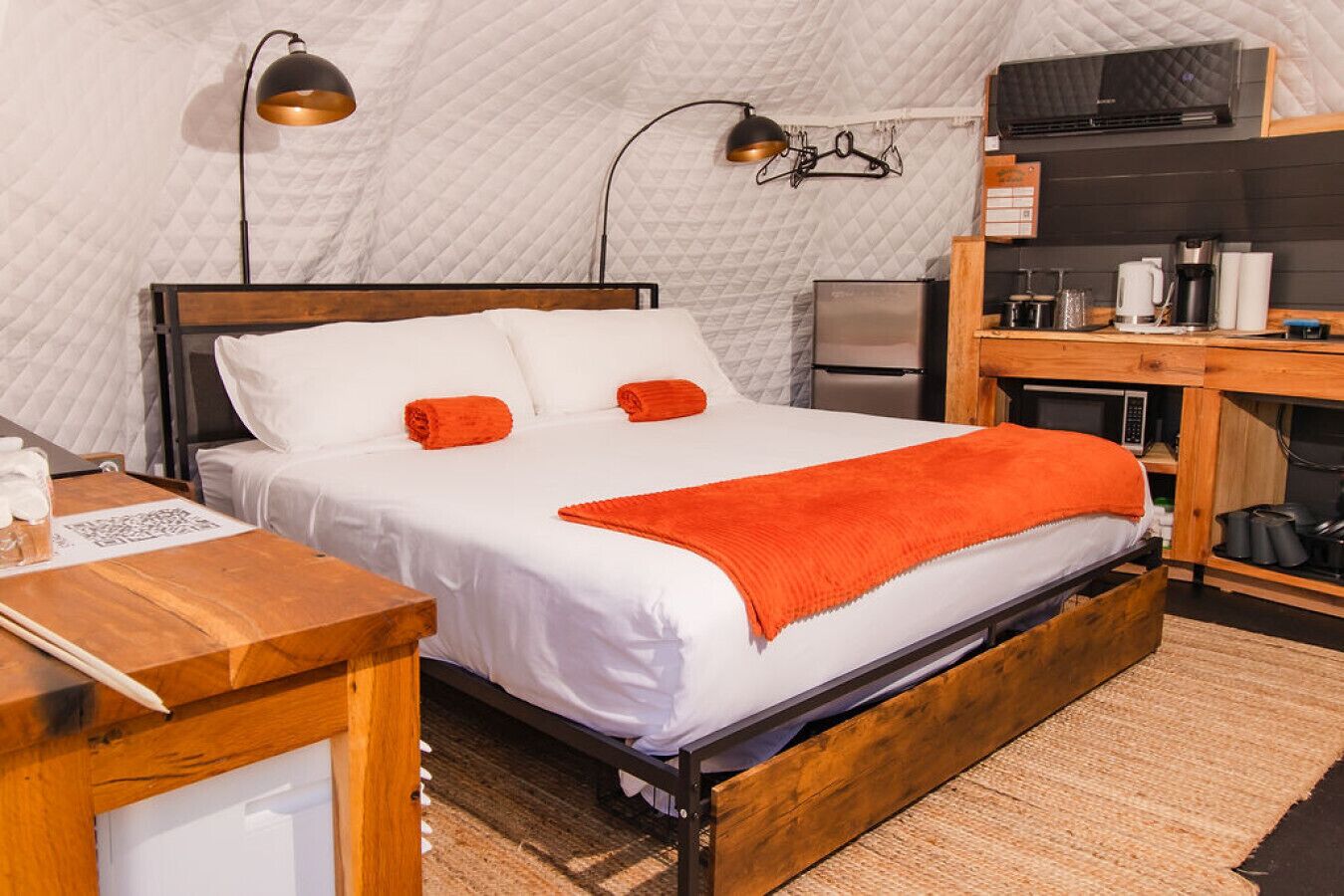 1 bedroom, desk, WiFi