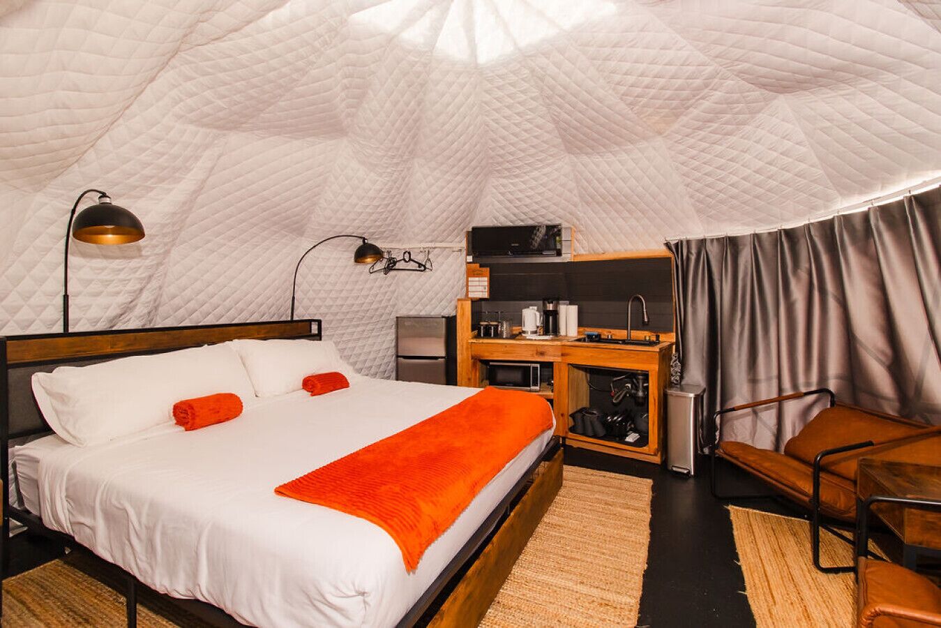 1 bedroom, desk, WiFi