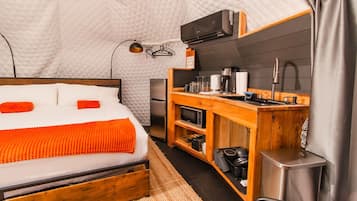 1 bedroom, desk, WiFi