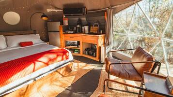 1 kamar tidur, meja kerja, setrika/meja setrika, dan Wi-Fi