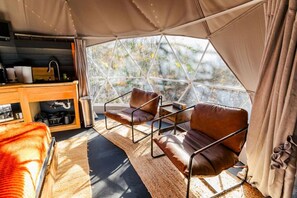 1 soverom, skrivebord, strykejern/-brett og wi-fi