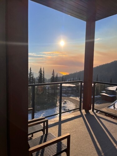 4 level duplex with 2 king beds, elevator, private hot tub, laundry and views.