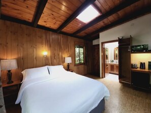 1 bedroom, free WiFi - Tropical 1-bedroom cabin. Five minute drive to Hawaii Volcanoes National Park. (Volcano)