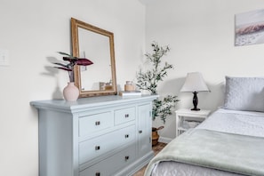 3 chambres, bureau, fer et planche à repasser, accès au Wi-Fi (inclus)