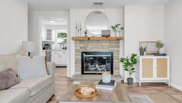 Älytelevisio, takka, kirjoja, työhuone