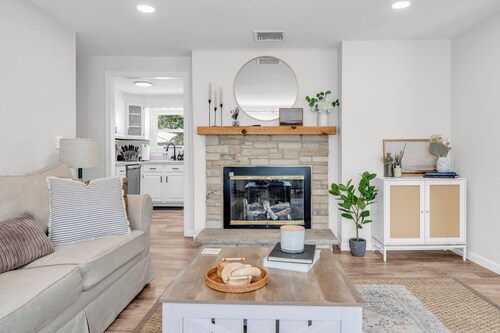 Great Hammcock Getaway, cozy home, hot tub, fire pit, beaches nearby.