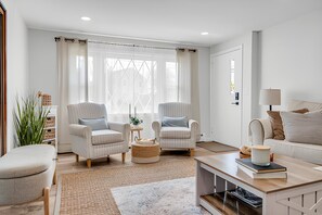 Smart TV, fireplace, books, offices