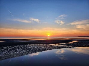 Beach nearby, sun loungers, beach towels