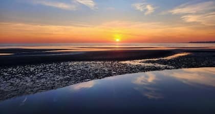 Great Hammcock Getaway, cozy home, hot tub, fire pit, beaches nearby.