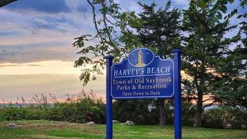 Señal para Harvey's Beach, Parques y Recreación del Pueblo de Old Saybrook, indicando horario de apertura de amanecer a anochecer.