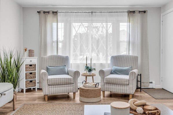 Smart TV, fireplace, books, offices