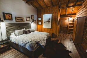 1 bedroom, iron/ironing board, WiFi, bed sheets - The Bitterroot Mile Club Cabin Room on The Bitterroot River (Hamilton)