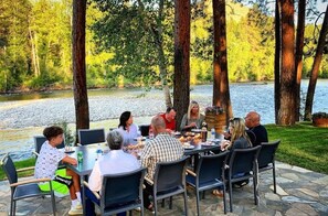 تناول الطعام بالخارج