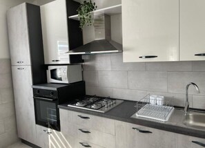 冷蔵庫、電子レンジ、オーブン、コンロ